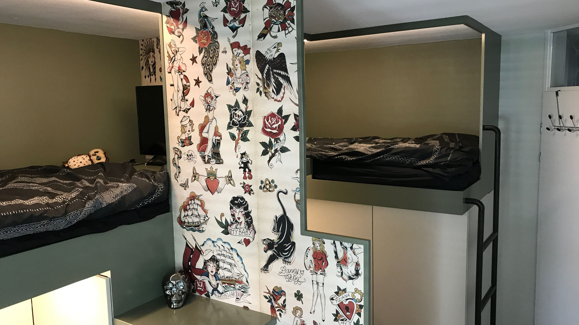 Compacte kinderkamer met twee hoogslapers